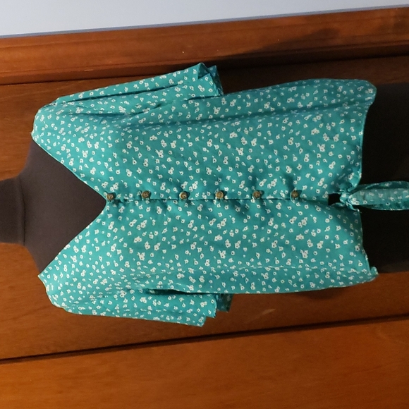 Charming Charlie Tops - Button up green floral short sleeved shirt